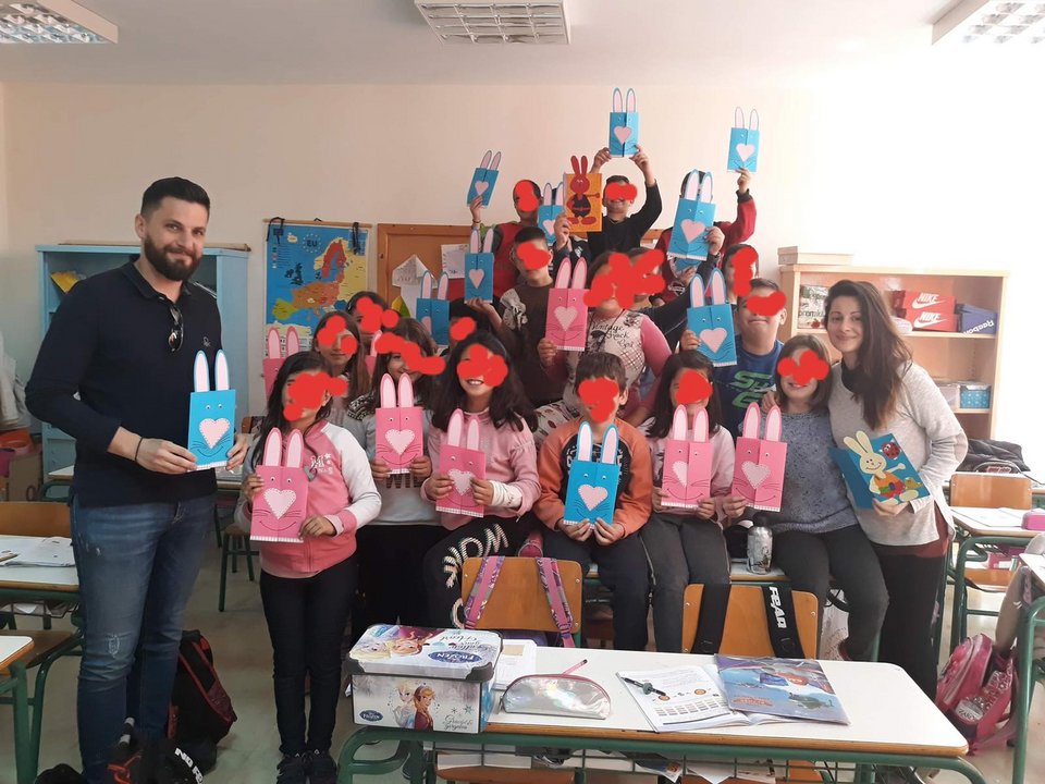 Ο Χάρης Γεωργιακάκης με τους μικρούς μαθητές του