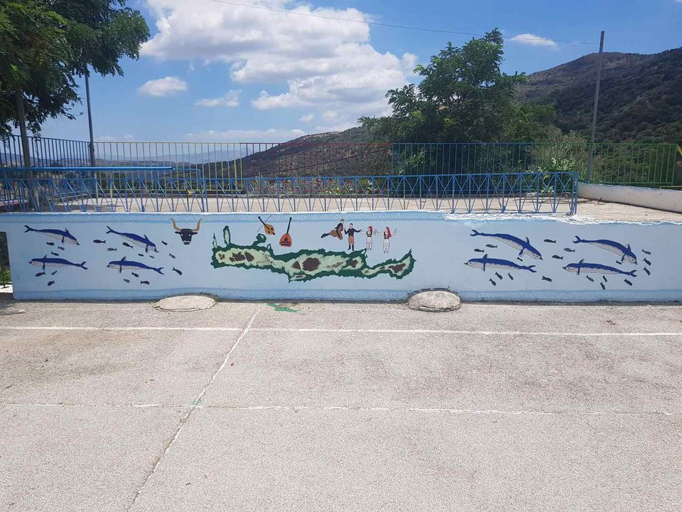 Από τις ζωγραφιές δεν θα μπορούσε φυσικά να λείπουν και τα κρητικά στοιχεία