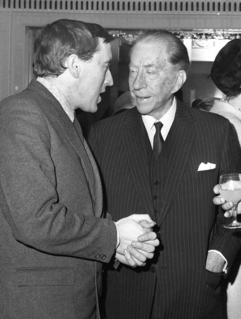Ο τηλεοπτικός παρουσιαστής David Frost, αριστερά, συνομιλεί με τον Jean Paul Getty