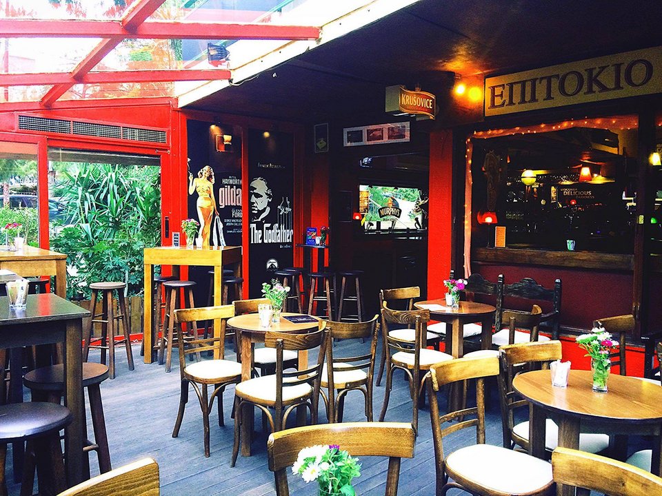 Το αγαπημένο στέκι της Χίλντας Παπαδημητρίου στην περιοχή είναι το μπαρ «Επιτόκιο» / Φωτογραφία: Επιτόκιο % bar/Facebook