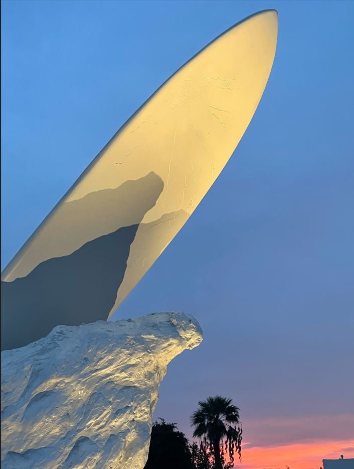 Το γλυπτό Νοτιάς στην παραλία της Βουλιαγμένη