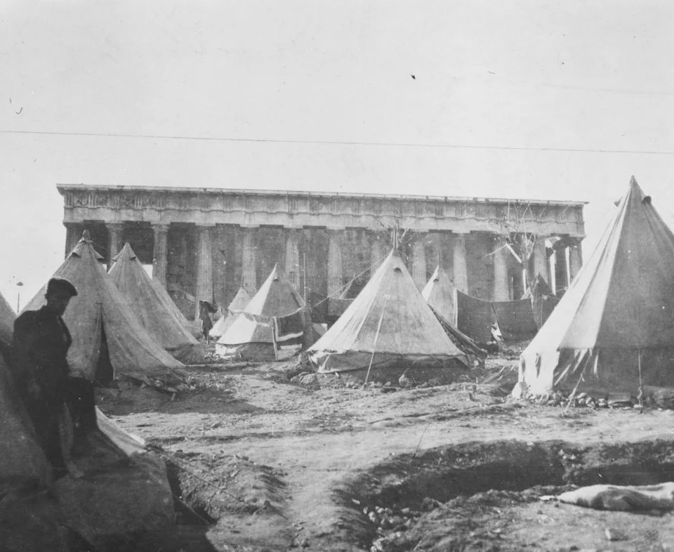 Προσφυγικός καταυλισμός στον ναό του Ηφαιστου στο Θησείο. Library of Congress