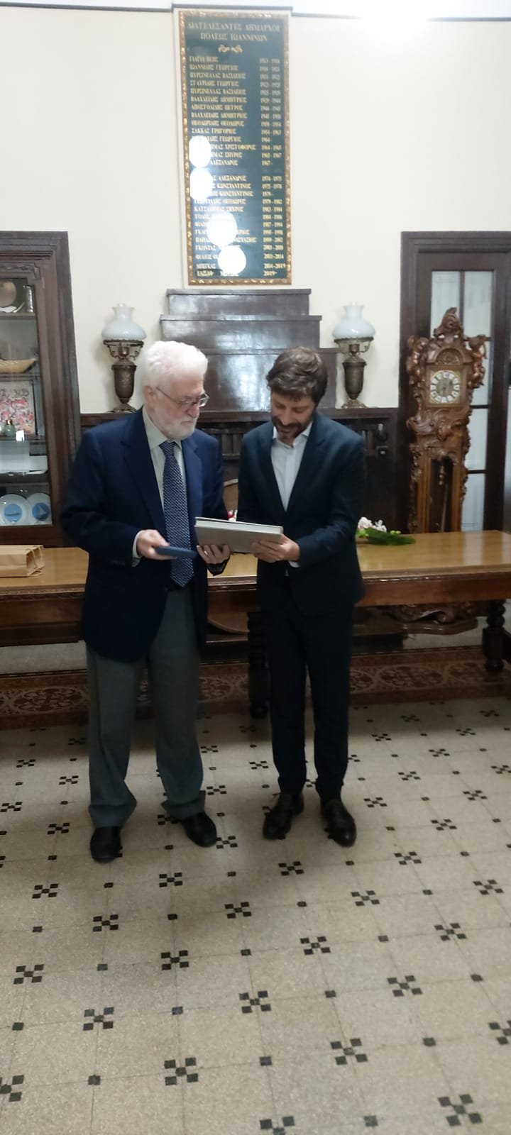 Ο Νικολας Γιατρομανωλάκης με τον δήμαρχο Ιωαννινων