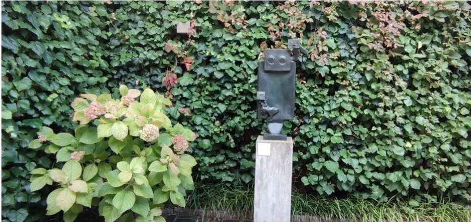 To γλυπτό του Μαξ Ερνστ  «Dans les rues d'Athènes» στους κήπους του Μουσείου Γκουγκενχάιμ στη Βενετία /iefimerida    