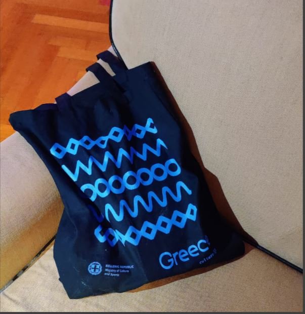 Η τσάντα του ελληνικού περιπτέρου