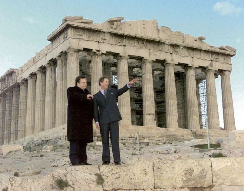 Ο τότε πρίγκιπας Κάρολος με τον τότε υπουργό Πολιτισμού Ευάγγελο Βενιζέλο στον ιερό βράχο της Ακρόπολης