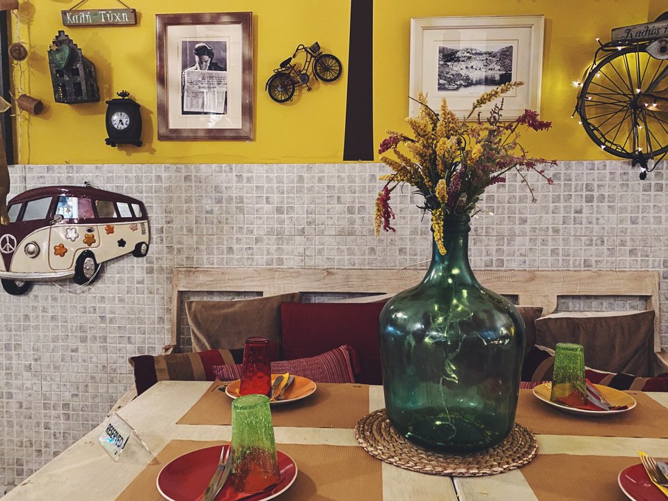 Κάθε τραπέζι έχει τη δική του διακόσμηση, τα δικά του στολίδια και ποτήρια με ξεχωριστό σχέδιο σε έντονα χρώματα. 