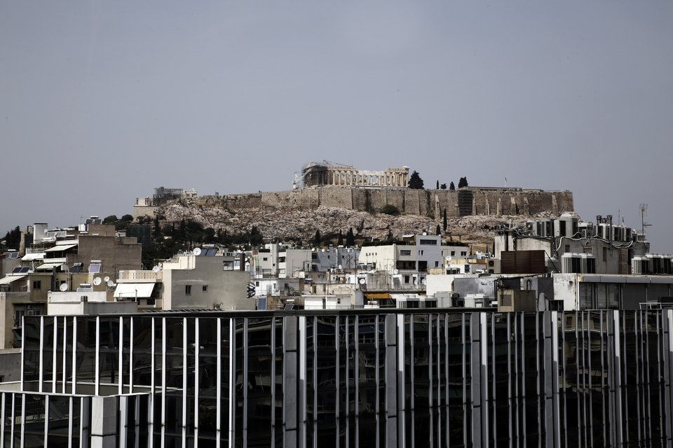 Ολες οι «στιβάδες» της Αθήνας: Κοιτώντας από το ΕΜΣΤ την Ακρόπολη, τα γυάλινα κτίρια, τις κεραίες, τα κλιματιστικά, τις κατοικίες στο Κουκάκι / Μενέλος Μυρίλλας / SOOC