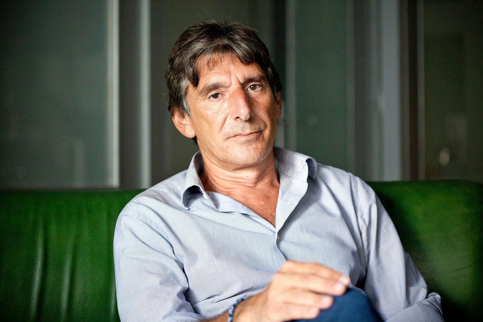 «Και στις δυο περιπτώσεις, είτε σε αυτή του κομματικού ευτελισμού, είτε σε αυτή ενός πορνογραφικού ζουμ υπό το πρόσχημα του ρεπορτάζ, χάνεται η δυνατότητα να προβληματιστούμε και να δράσουμε συλλογικά για το πρόβλημα λέει ο Νικόλας Σεβαστάκης.