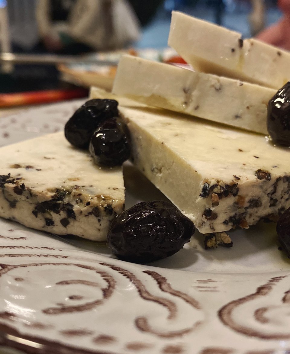 Το Αόρι, ο ξηρός κρητικός ανθότυρος με πιπέρι, ο τέλειος μεζές για τη ρακή. 