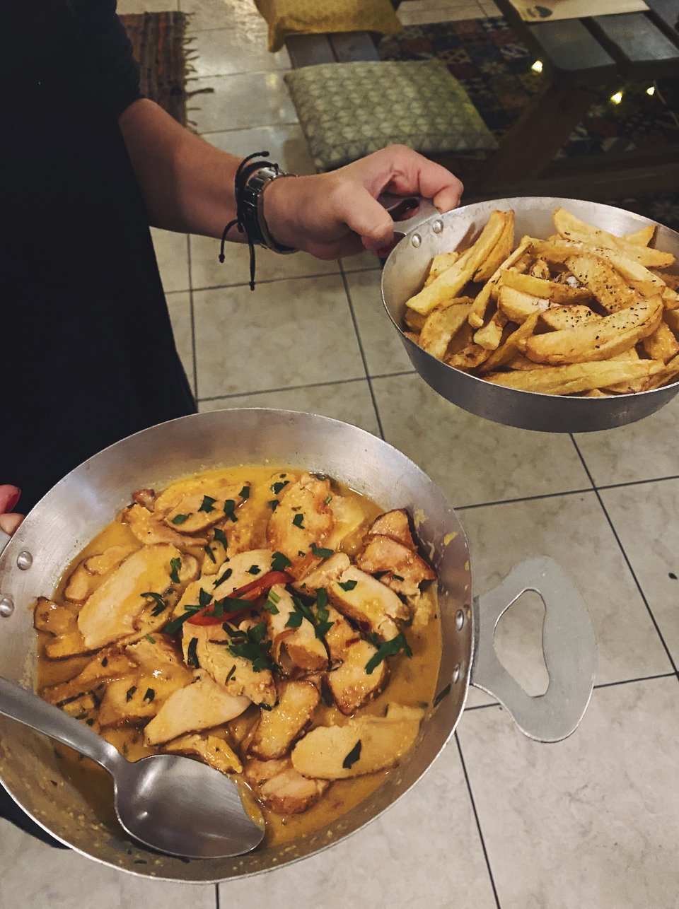 Γιαγιαδίστικες πατάτες τηγανητές και απάκι κοτόπουλο σε υπέροχη σάλτσα μουστάρδας. 