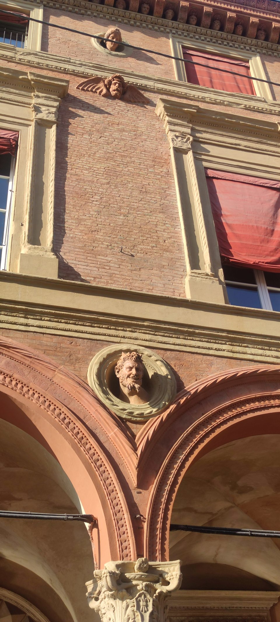 VΜπολia Santo Stefano. Ενας Σάτυρος στην όψη του κτιρίου /iefimerida