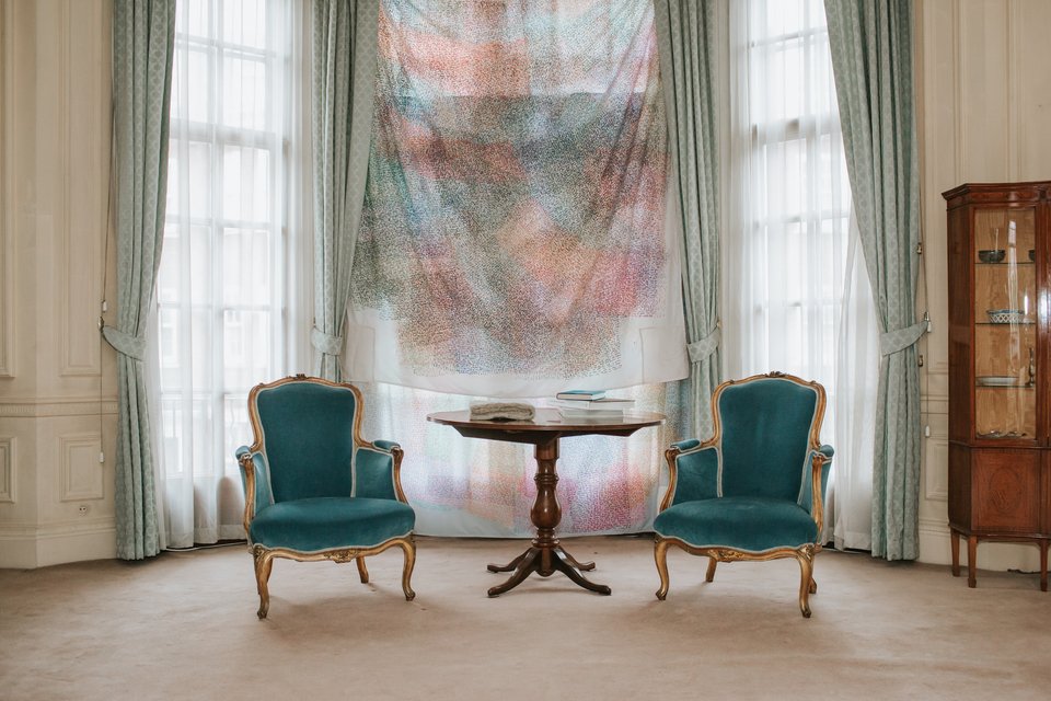 Έρικα Σκούρτη Clean Sheets, (2020-21)Σεντόνια, μαρκαδόροι Διαστάσεις μεταβλητέςΕυγενική παραχώρηση η καλλιτέχνης Installation view Μοιραίοι σύντροφοι, ανυπόστατοι ίσκιοι, 2022 | NEOΝ + Ελληνική Πρεσβεία στο Λονδίνο, στην Ελληνική Πρεσβευτική ΚατοικίαΦωτογραφία © Christine Constantine Ευγενική Παραχώρηση ΝΕΟΝ 