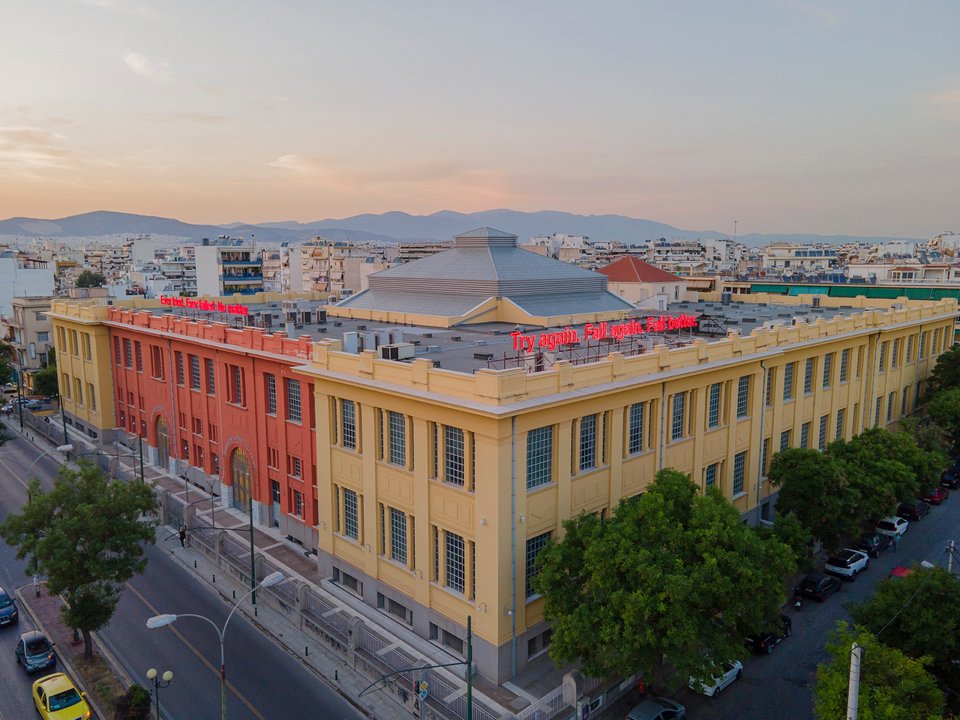 Το Καπνεργοστάσιο στη Λένορμαν. Επάνω το έργο του Nίκου Ναυρίδη «Εver tried, ever failed» για την έκθεση Portals το ΝΕΟΝ, που με δωρεά του Δημήτρη Δασκαλόπουλου μετέτρεψε μέρος του ιστορικού κτιρίου σε χώρο εκθέσεων μουσειακών δεδομένων.