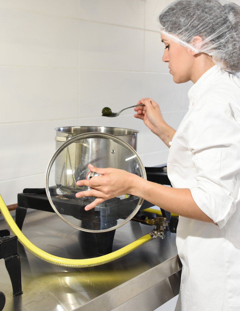 Η Χάρις Αρκουμάνη στο εργαστήριό της όπου φτιάχνει γλυκό του κουταλιού