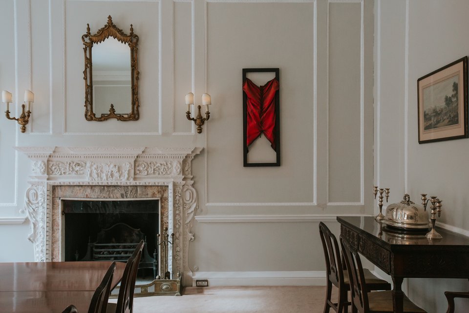 ﻿Στάθης Λογοθέτης Torso, 1981 Ξύλο, κλωστή, καμβάς 121 × 45 × 10 εκ. Μέρος της Δωρεάς της Συλλογής Δ. Δασκαλόπουλου στο ΕΜΣΤ Installation view Μοιραίοι σύντροφοι, ανυπόστατοι ίσκιοι, 2022 | NEOΝ + Ελληνική Πρεσβεία στο Λονδίνο, στην Ελληνική Πρεσβευτική ΚατοικίαΦωτογραφία © Christine Constantine Ευγενική Παραχώρηση ΝΕΟΝ 