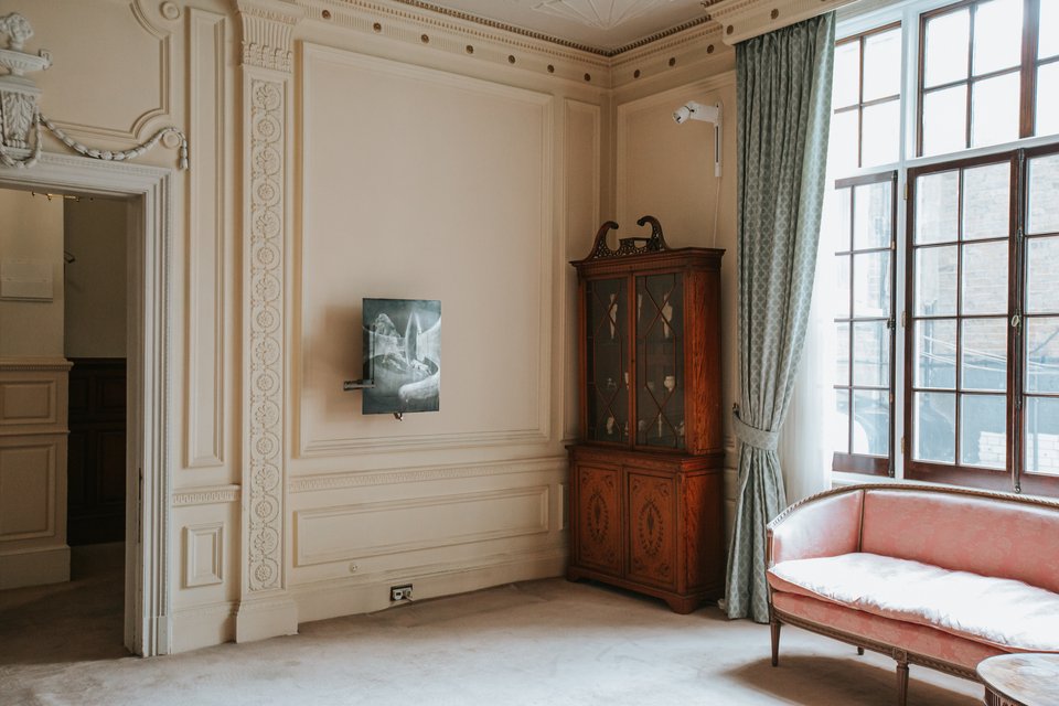 Το έργο της Έλλης Αντωνίου ﻿«glimmer in the absorbent; a desire for luminosity and the manipulation of night», 2022  