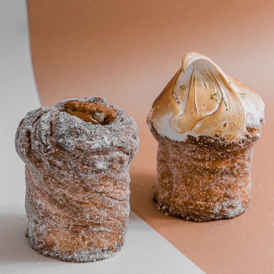 Cruffins, δηλαδή κρουασάν σε σχήμα μάφιν, με γέμιση καραμέλα ή lemon pie