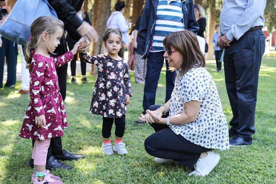 Η Πρόεδρος της Δημοκρατίας συνομιλεί με δυο μικρές επισκέπτριες του κήπου / Facebook Κατερίνα Σακελλαροπούλου