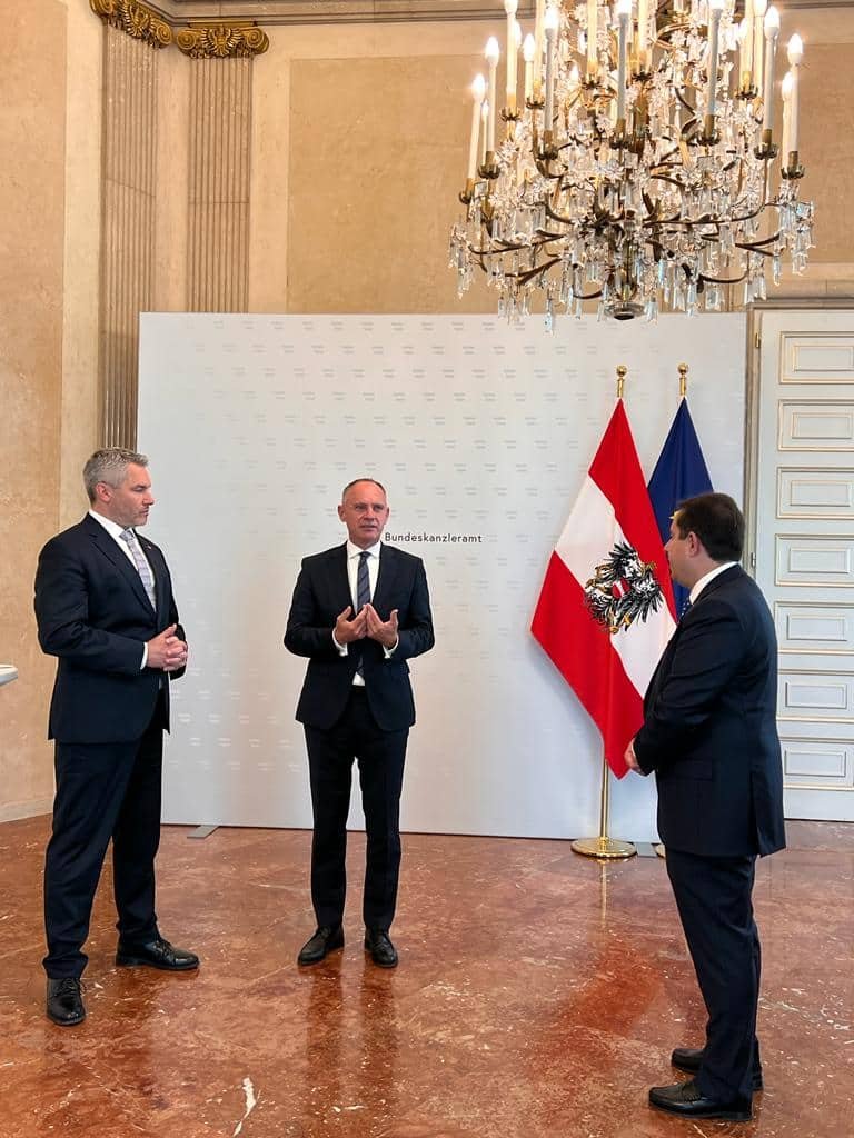 Ο Μεγαλόσταυρος του Τάγματος της Αυστρίας απονεμήθηκε στον Νότη Μηταράκη στη Βιέννη