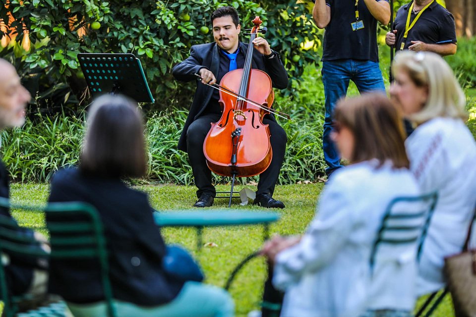 Σπουδαστές του Ωδείου Αθηνών παίζουν μουζική όσο ο κήπος είναι ανοιχτός για το κοινό / Γιώργος Κονταρίνης Eurokinissi