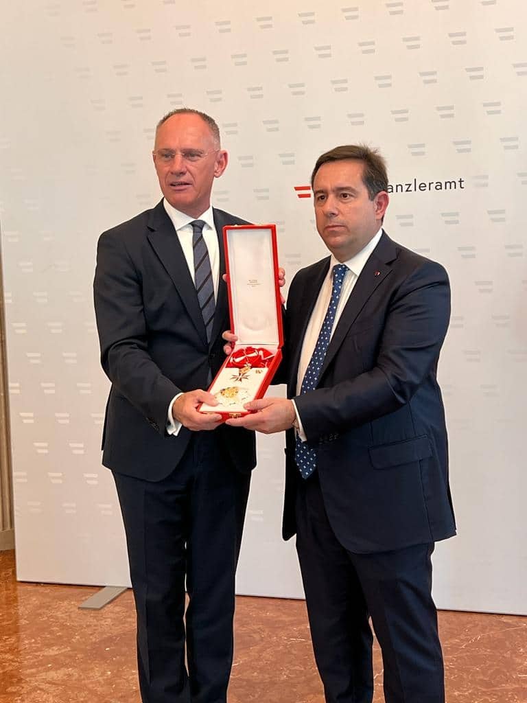 Ο Μεγαλόσταυρος του Τάγματος της Αυστρίας απονεμήθηκε στον Νότη Μηταράκη στη Βιέννη