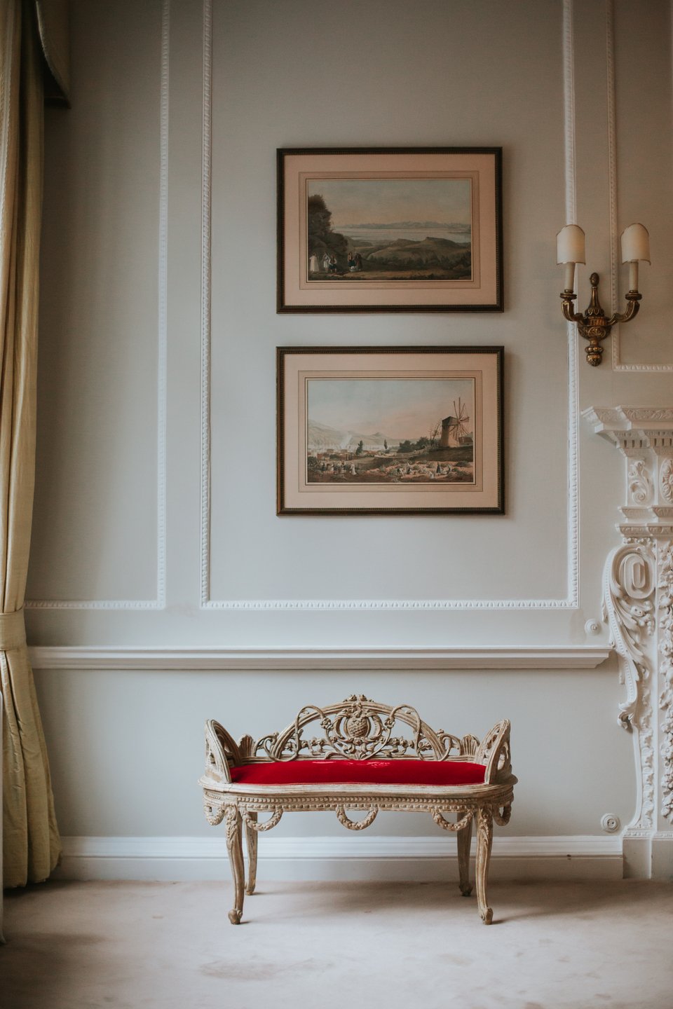  ﻿Μάρω Μιχαλακάκου The Fortune Teller, 1999 Βελούδο, καναπές από επιχρυσωμένο ξύλο με ταπετσαρία 60 x 120 x 55 εκ. Συλλογή Δ.Δασκαλόπουλου Installation view Μοιραίοι σύντροφοι, ανυπόστατοι ίσκιοι, 2022 | NEOΝ + Ελληνική Πρεσβεία στο Λονδίνο, στην Ελληνική Πρεσβευτική ΚατοικίαΦωτογραφία © Christine Constantine Ευγενική Παραχώρηση ΝΕΟΝ 