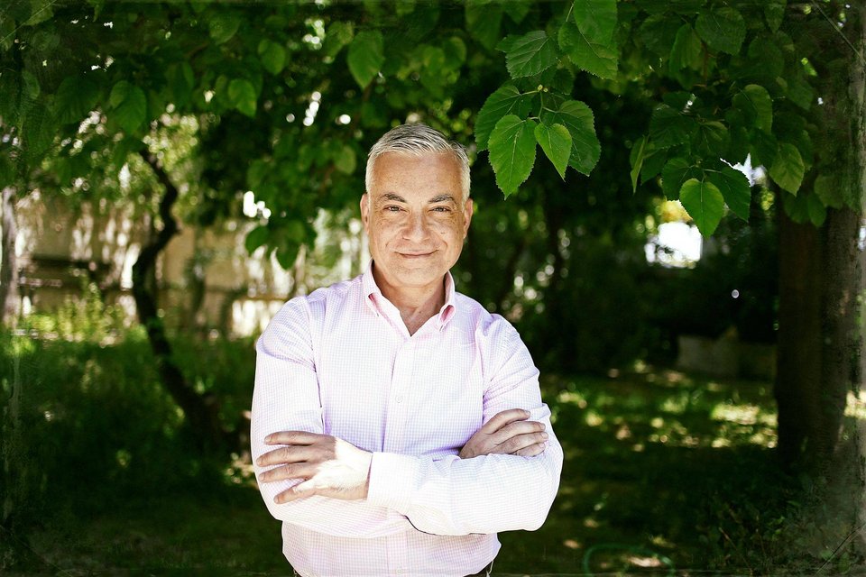 O Nίκος Βατόπουλος σε κάποιον από τους περιπάτους του στην Αθήνα