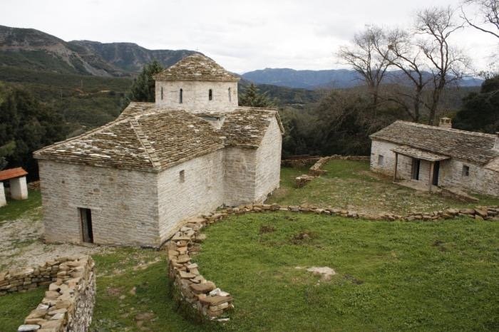 Το εκκλησάκι της Αγίας Παρασκευής, στα Σαρδίνια της Αμφιλοχίας όπου ζει η Χάρις, διασώζεται από το 1700 μ.Χ. και έγινε καταφύγιο για τους αρματολούς του Βάλτου στα χρόνια της Επανάστασης του 1821 / Φωτογραφία: iaitoloakarnania.gr