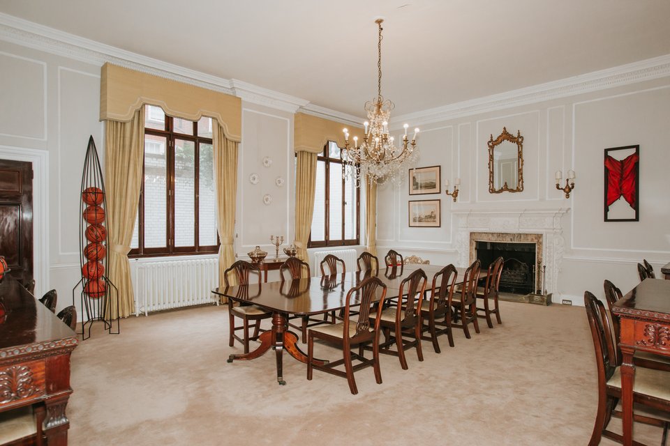 Τα έργα στην τραπεζαρία του ισογείου... Από αριστερά προς τα δεξιά τα έργα του Αντρέα Τσούροβιτς και του Στάθη Λογοθέτη.