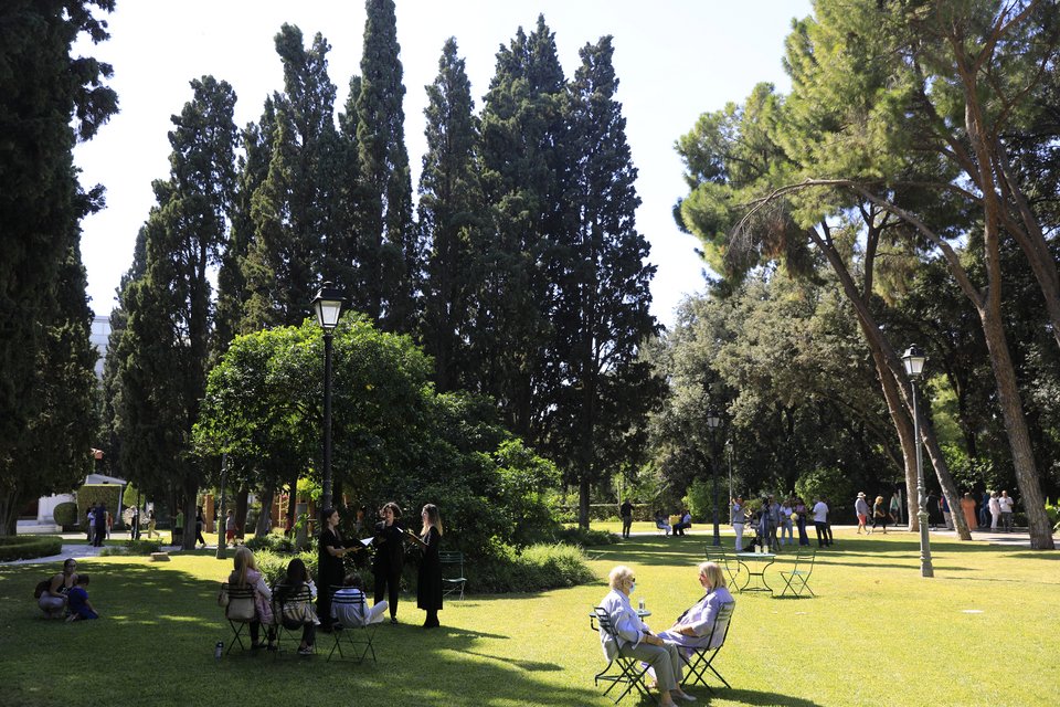 Τραπέζια και καρέκλες διασπαρτα στον κήπο για τους επισκέπτες / Γιώργος Κονταρίνης Eurokinissi