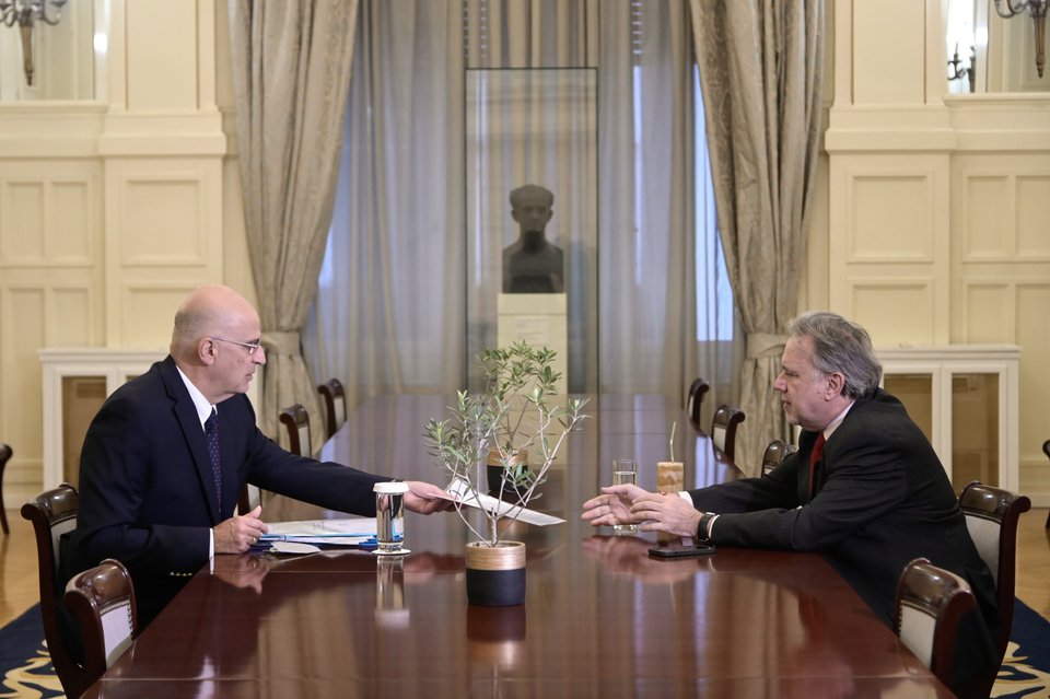 Ενημέρωση του Γιώργου Κατρούγκαλου από τον ΥΠΕΞ, Νίκο Δένδια. Φωτογραφία από EUROKINISSI