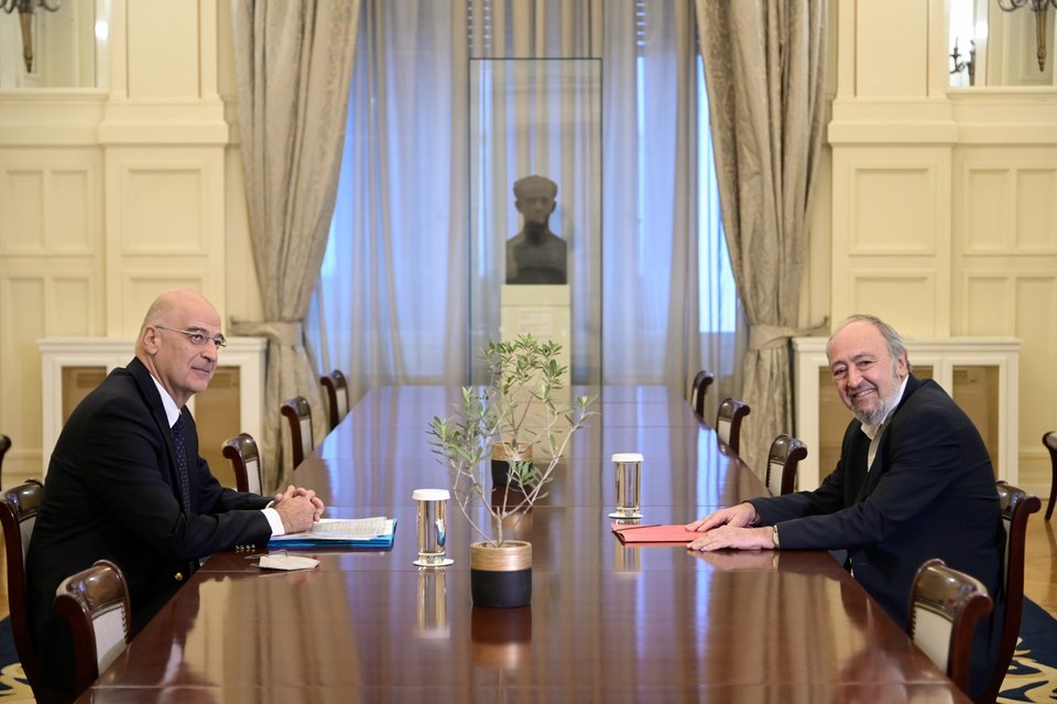 Ενημέρωση του Γιώργου Μαρίνου από τον ΥΠΕΞ, Νίκο Δένδια. Φωτογραφία από EUROKINISSI