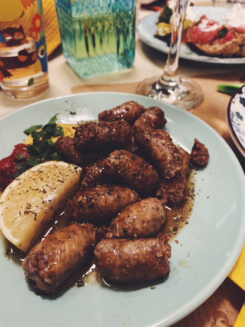 Τα λουκανικάκια Ρεθύμνου έρχονται με το καράβι από το νησί, όπως όλα τα κρετατικά και αλλαντικά που χρησιμοποιούνται στα πιάτα του Μικιό. 