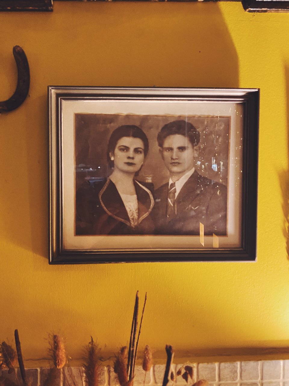 Η γιαγιά Ελισάβετ και ο παππούς της Ελίζας από τον Αποκορώνα Χανίων, ήταν η πηγή έμπνευσης για το Μικιό.