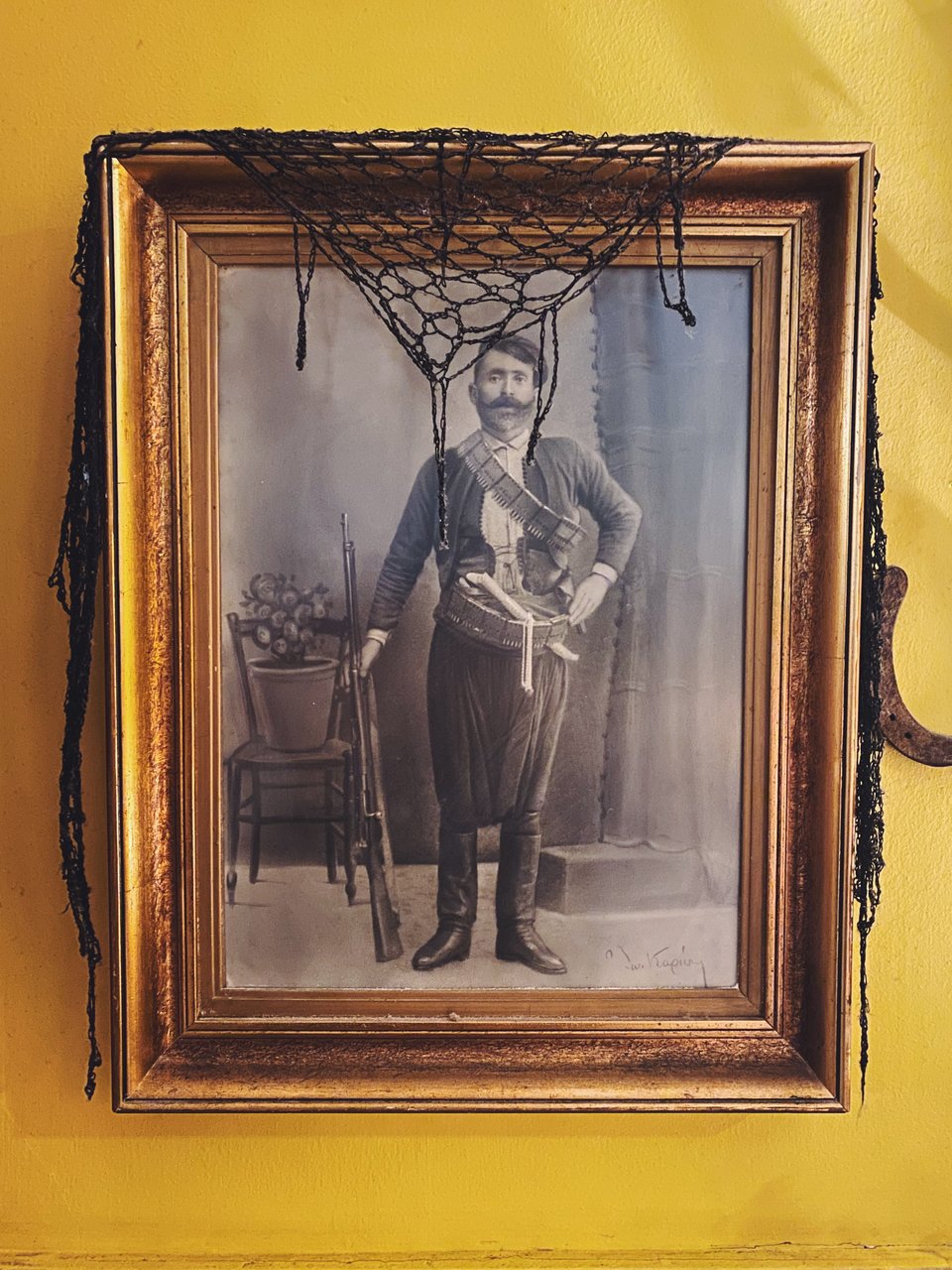 Ο προπάππους της Ελίζας, από τον Αποκόρωνα Χανίων. 