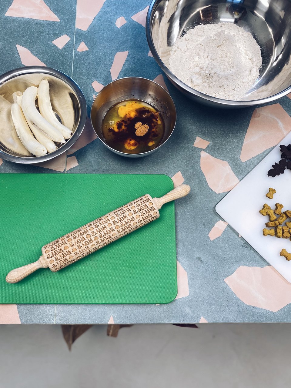 O πάγκος εργασίας στο εργαστήριο της Kyon, έτοιμος για να φτιάξουμε μπισκότα μπανάνας. 