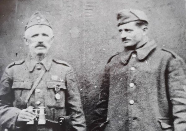 Συνάντηση πατέρα και γιού τον Μαρτιο 1941 στην Κορυτσά