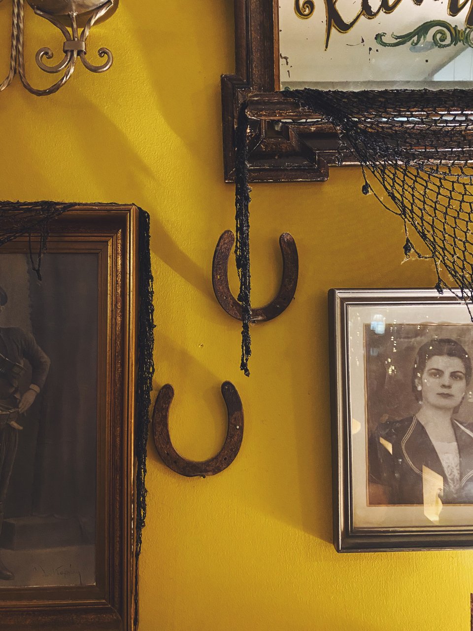 Αντικείμενα συναισθηματικής αξίας από την οικόγενεια της Ελίζας, διακοσμούν τους τοίχους στο Μικιό. 