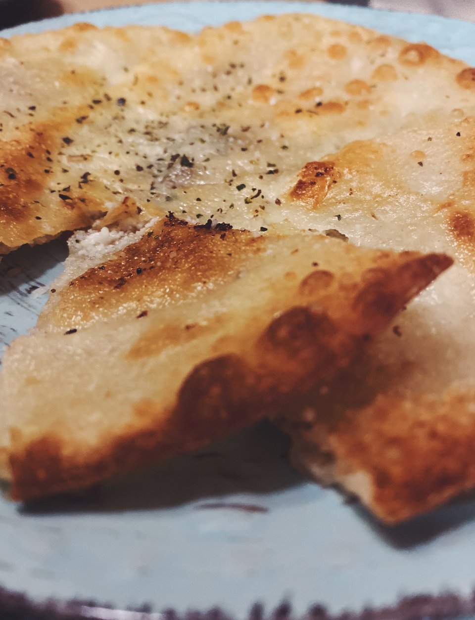 Η αυθεντική σφακιανή πίτα, τόσο τραγανή και νόστιμη που αποτελεί έναν καλό λόγο για να έρθεις ξανά και ξανά στο Μικιό. 