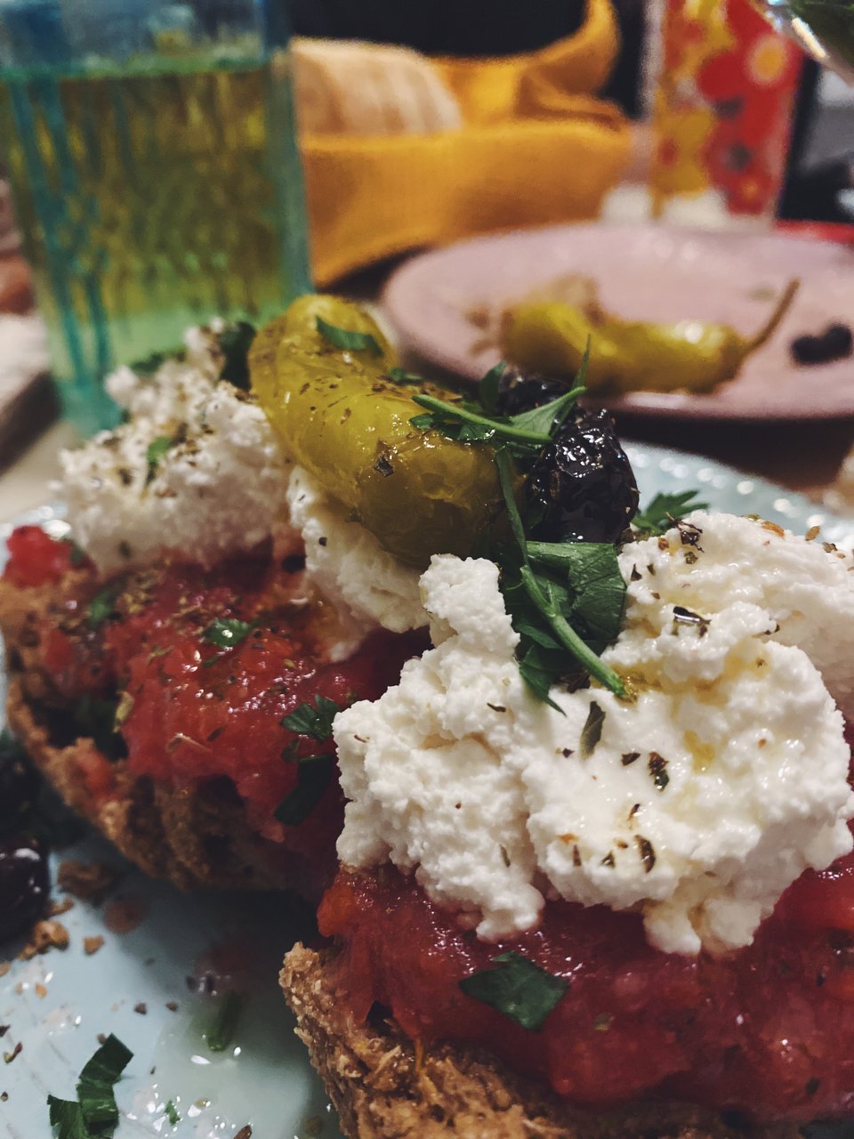 Κρητικός ζουμερός ντάκος με νόστιμη μυζήθρα. 