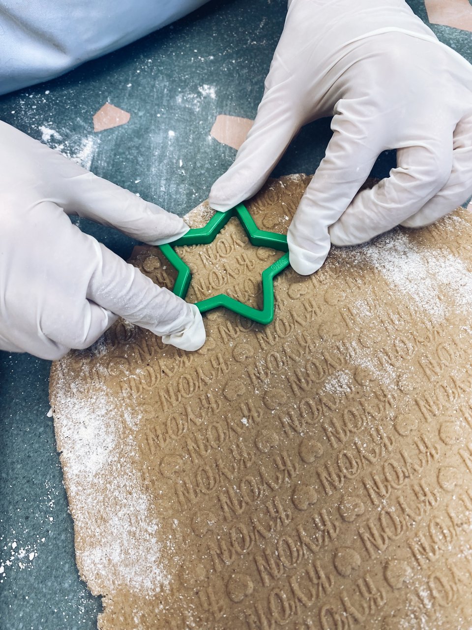 Για τα χριστουγεννιάτικα μπισκότα που φτιάξαμε μαζί χρησιμοποιήσαμε κουπάτ σε σχήμα αστεριού. 