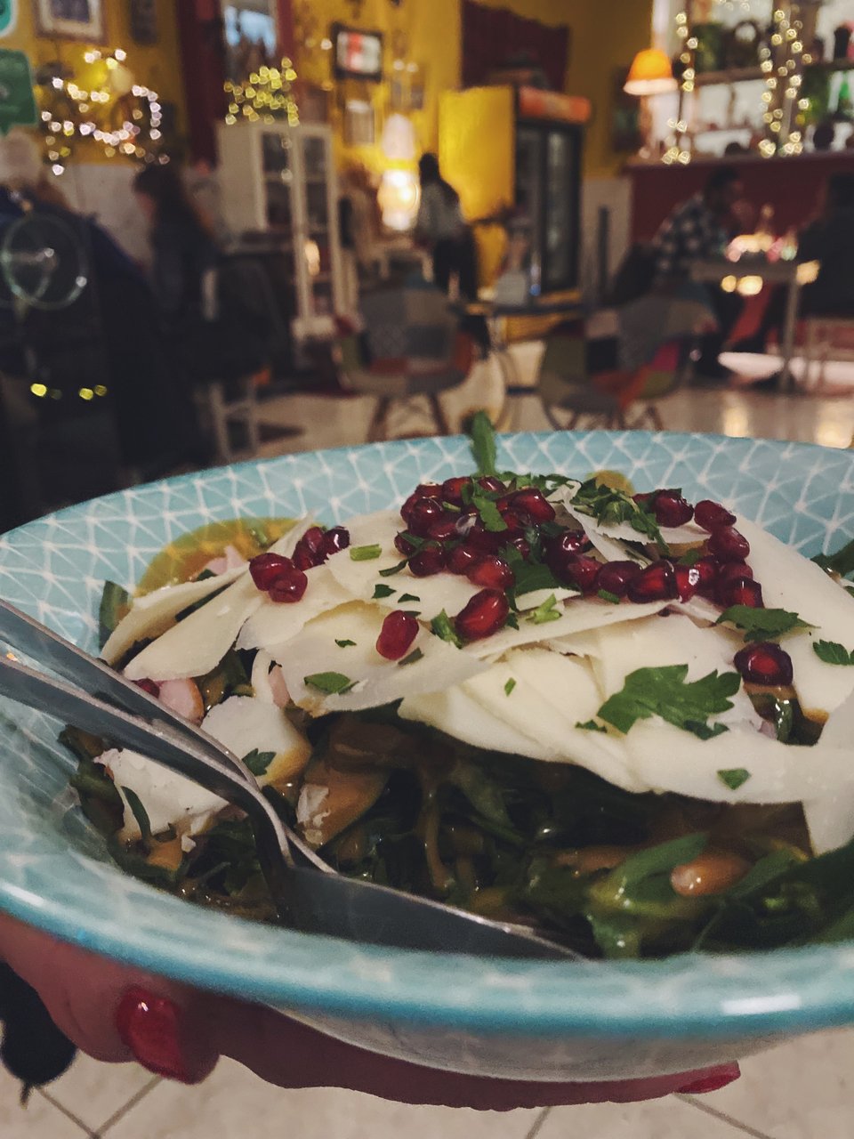 Η περίφημη σαλάτα με κρητικό σταμναγκάθι και ρόδι.