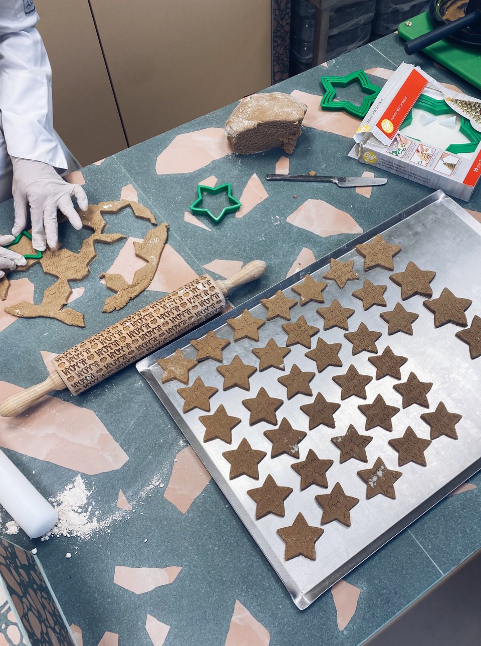 Ο δίσκος με τα μπισκότα για σκύλους σε σχήμα αστεριού γεμίζει για να μπει στο φούρνο για μισή ώρα στους 150 βαθμούς. 