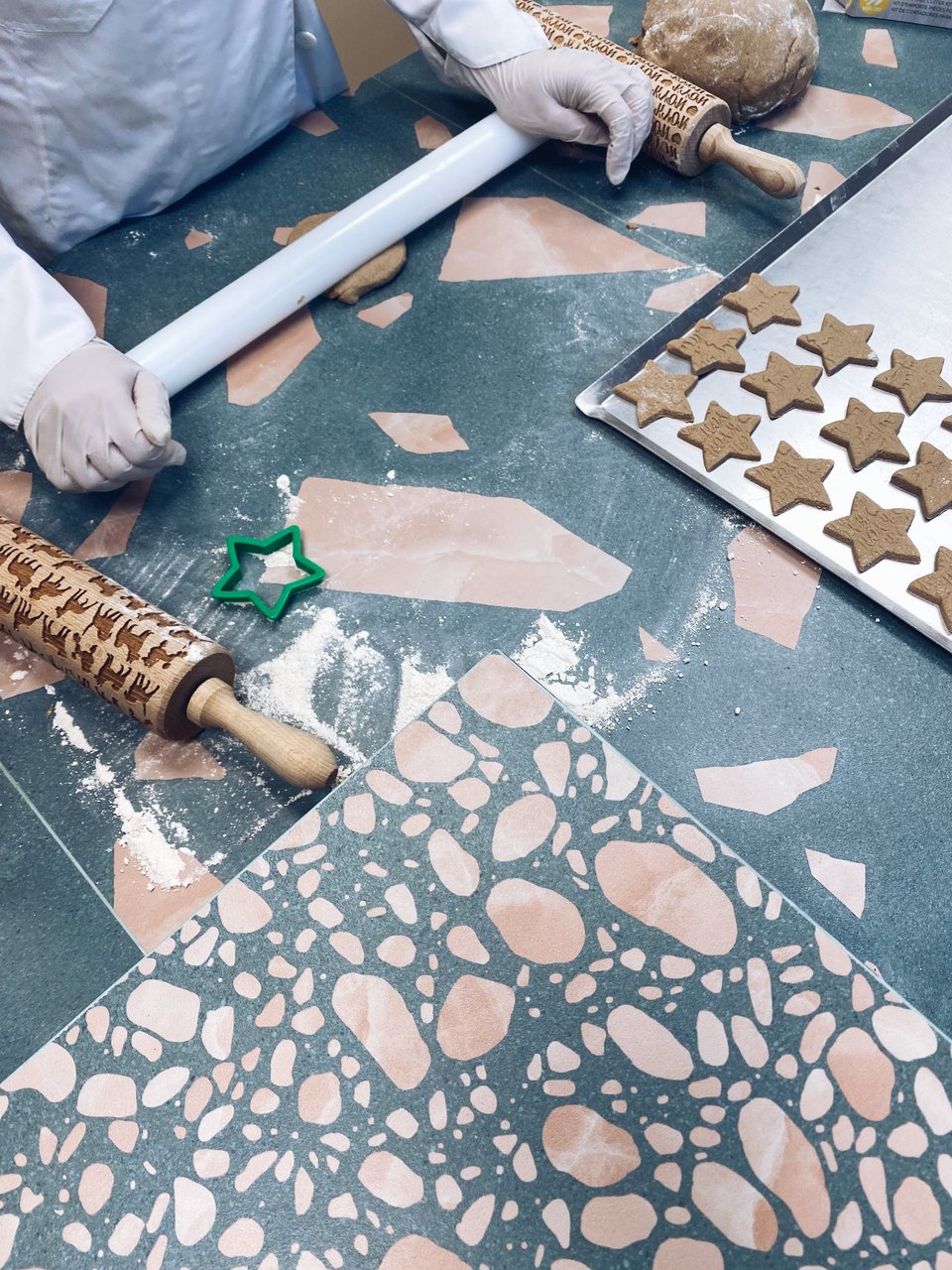 Η Φοίβη-Άννα κόβει κομμάτια ζύμης και τα απλώνει με τον πλάστη, αφού τα πασπαλίσει με αλεύρι. 