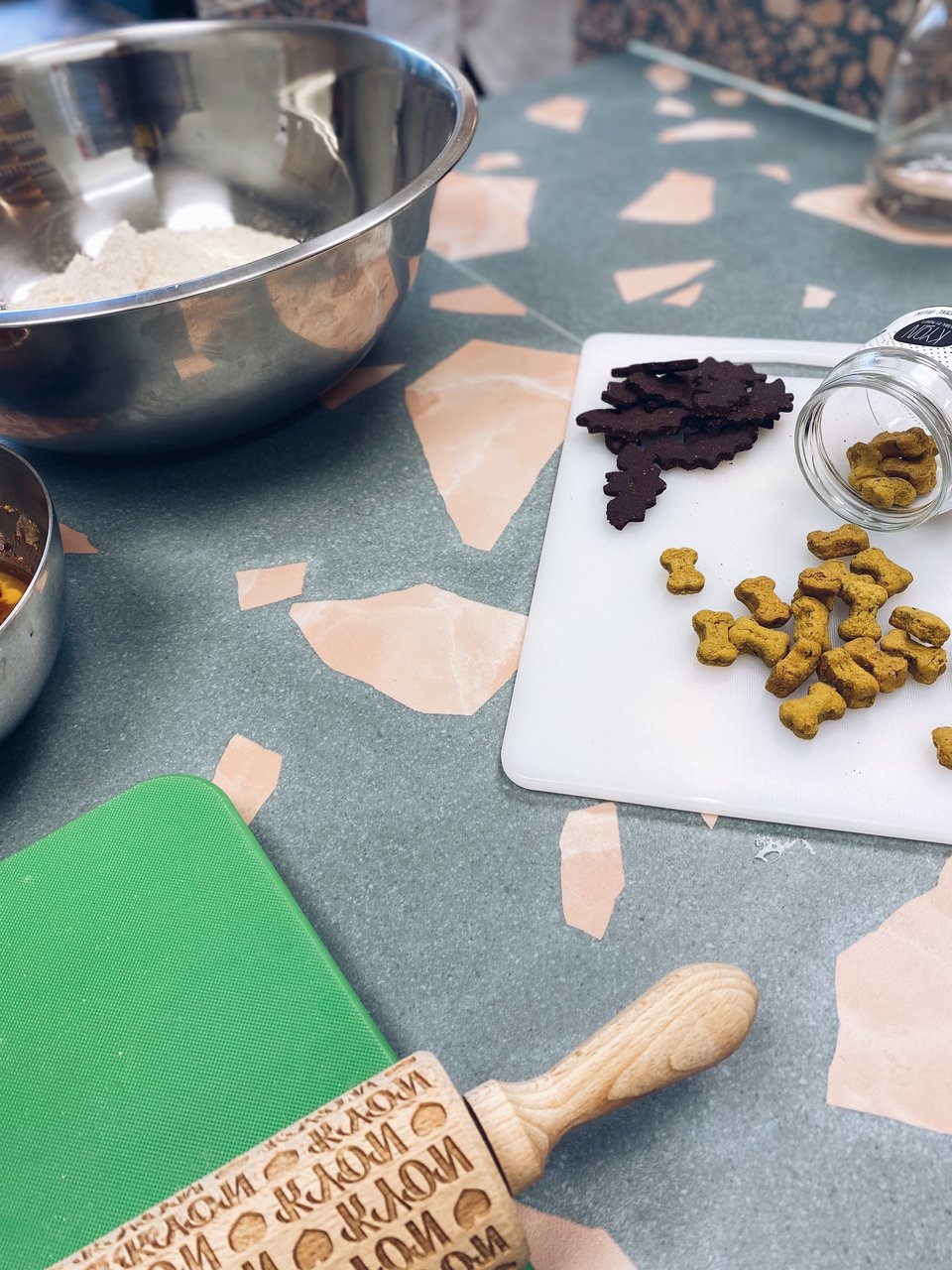 Ο ξύλινος πλάστης με στένσιλ Kyon χρησιμοποιείται μόνο για τις ανάγκες της φωτογράφησης, καθώς στη διαδικασία παραγωγής των μπισκότων πάντα ο πλάστης είναι πλαστικός. 