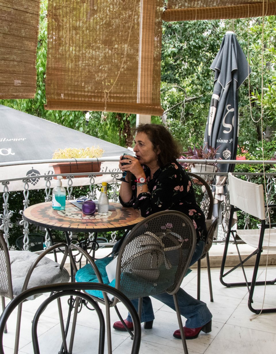 H Χίλντα Παπαδημητρίου απολαμβάνει το ποτό της στη βεράντα του cafe-bar «Απλίκα» στη Νέα Σμύρνη  Φωτογραφία: Τωνης Κούζιτς