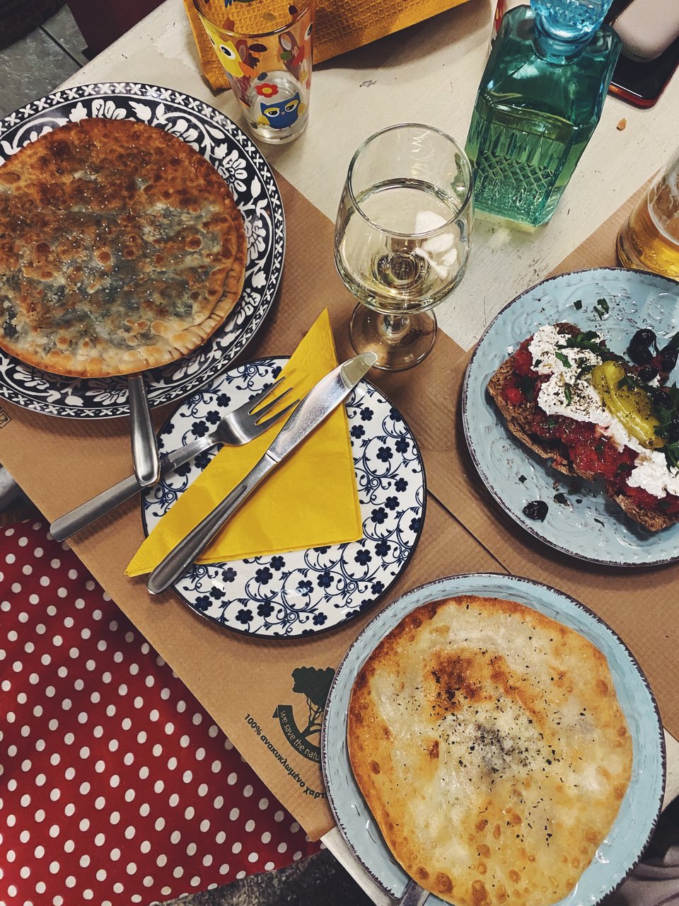 Μαραθόπιτα,  λεπτή τραγανή σφακιανή πίτα και ζουμερός ντάκος με κρητική μυζήθρα. 