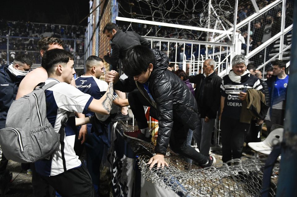 Επεισόδια με ρίψη χημικών στο Χιμνάσια-Μπόκα / Φωτογραφία: AP