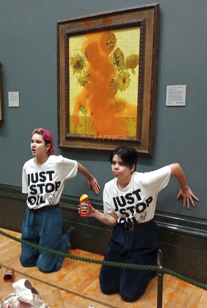 Οι δυο κατηγορούμενες για εγκληματική φθορά στην κορνίζα του πίνακα 'Ηλιοτρόπια' του Βίνσεντ βαν Γκογκ